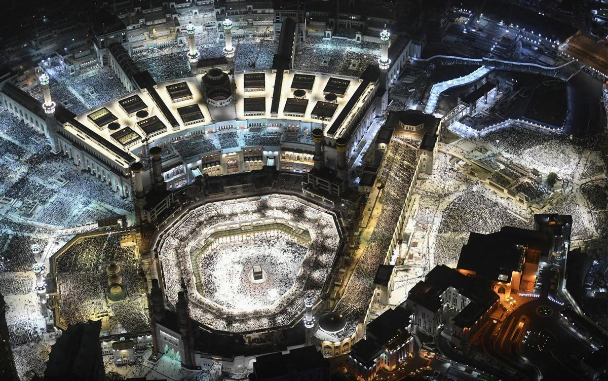 Imagen aérea muestra a los fieles musulmanes rezando en Al-Masjid an-Nabawi (Mezquita del Profeta) en la ciudad santa de Medina en Arabia Saudita.