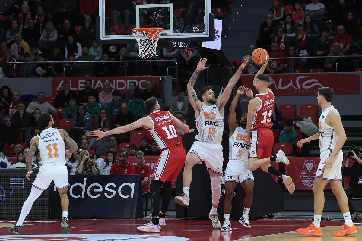 90-94. El Girona agua la fiesta en el Príncipe Felipe con un sufrido triunfo