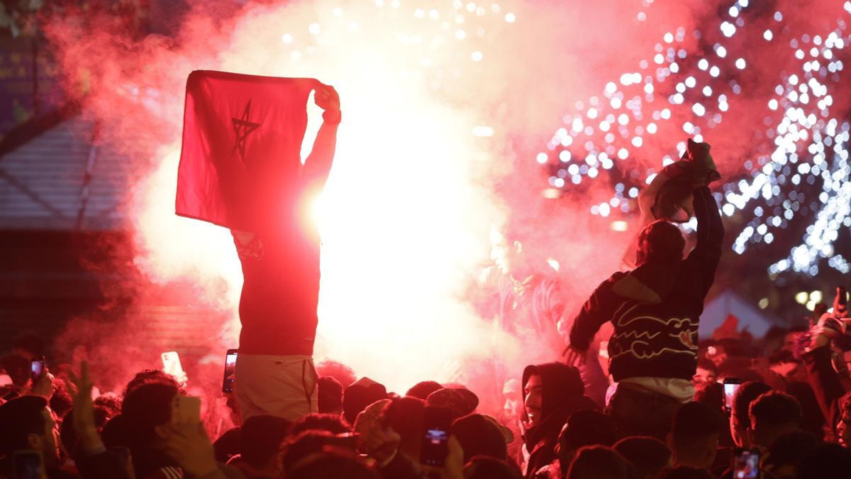 Seguidores marroquís celebran la victoria ante España en plaza Catalunya.