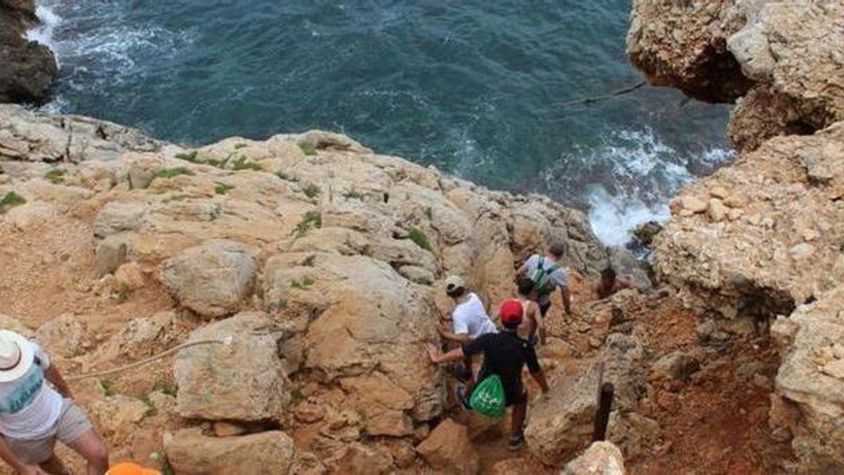 El complicado acceso a la Cova Tallada; es aquí donde la mujer ha sufrido el golpe de calor