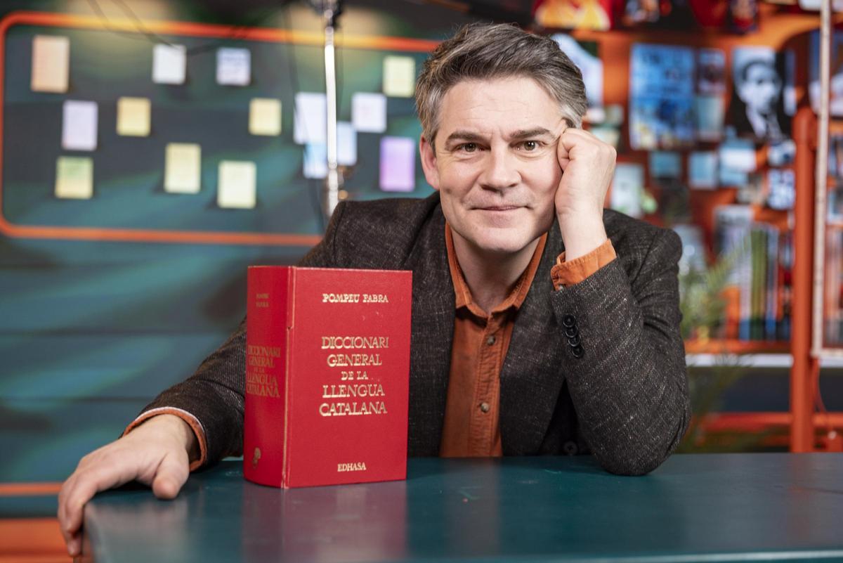 El actor Roger Coma, conductor de 'Català fàcil'