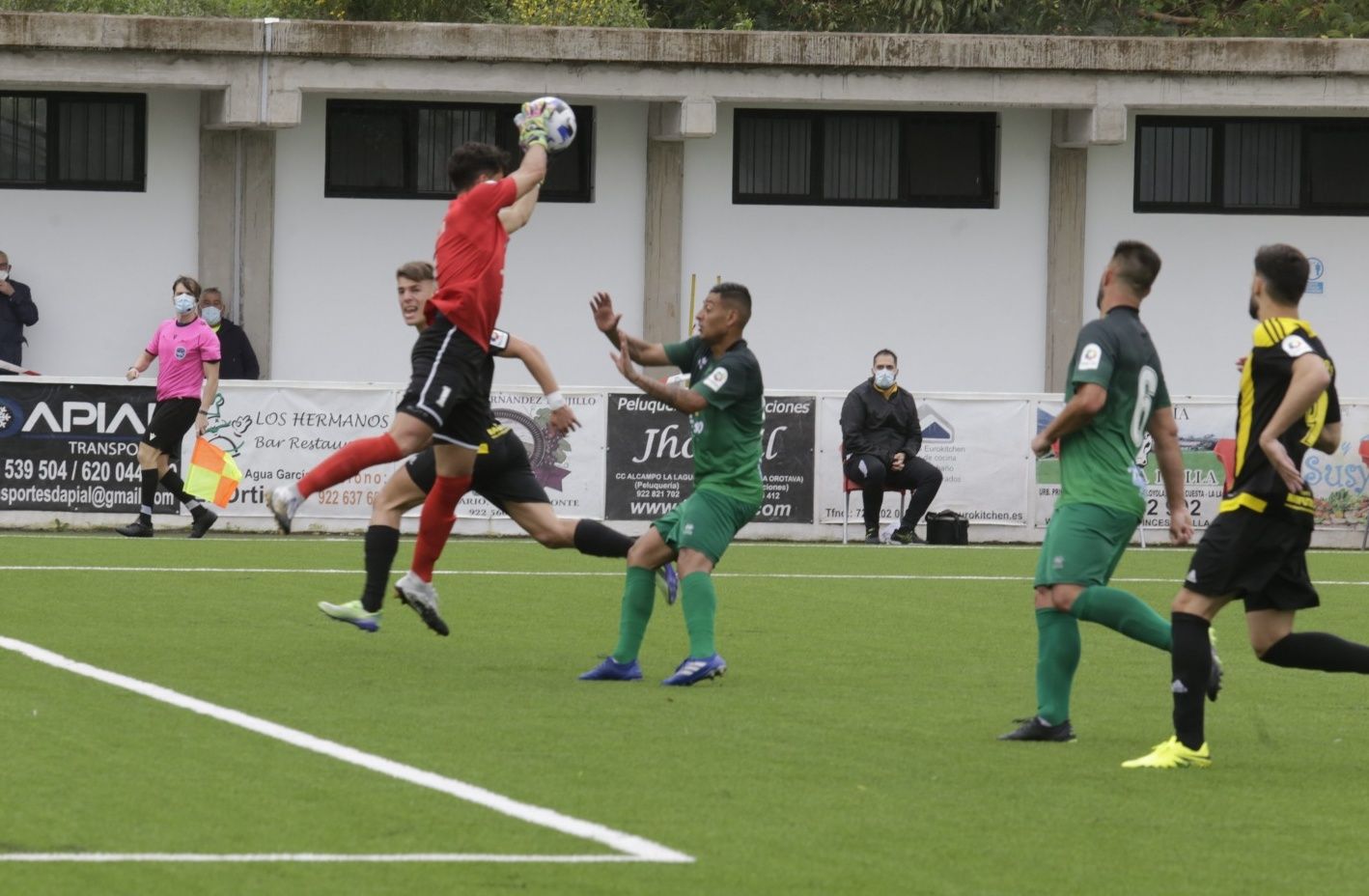 Partido de fútbol entre el Tacoronte y el Atlético Paso