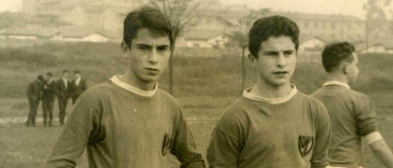 Álvaro Ruiz de la Peña, a la izquierda, y Toño Mazón, jugadores de Muebles Villanueva, en un partido de la temporada 1963-64 en el que su equipo ganó 1-2 al Guillén Lafuerza.