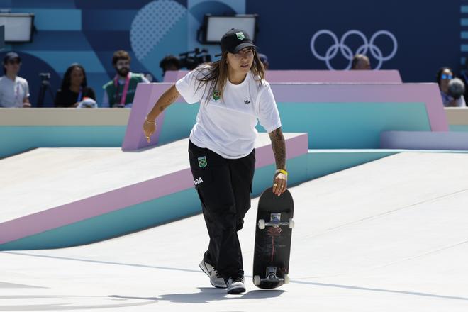 La brasileña Pamela Rosa compite en la manga preliminar de Skate Street mujeres de los Juegos Olímpicos de París 2024 este domingo en la sede La Concorde 3 en París, Francia.