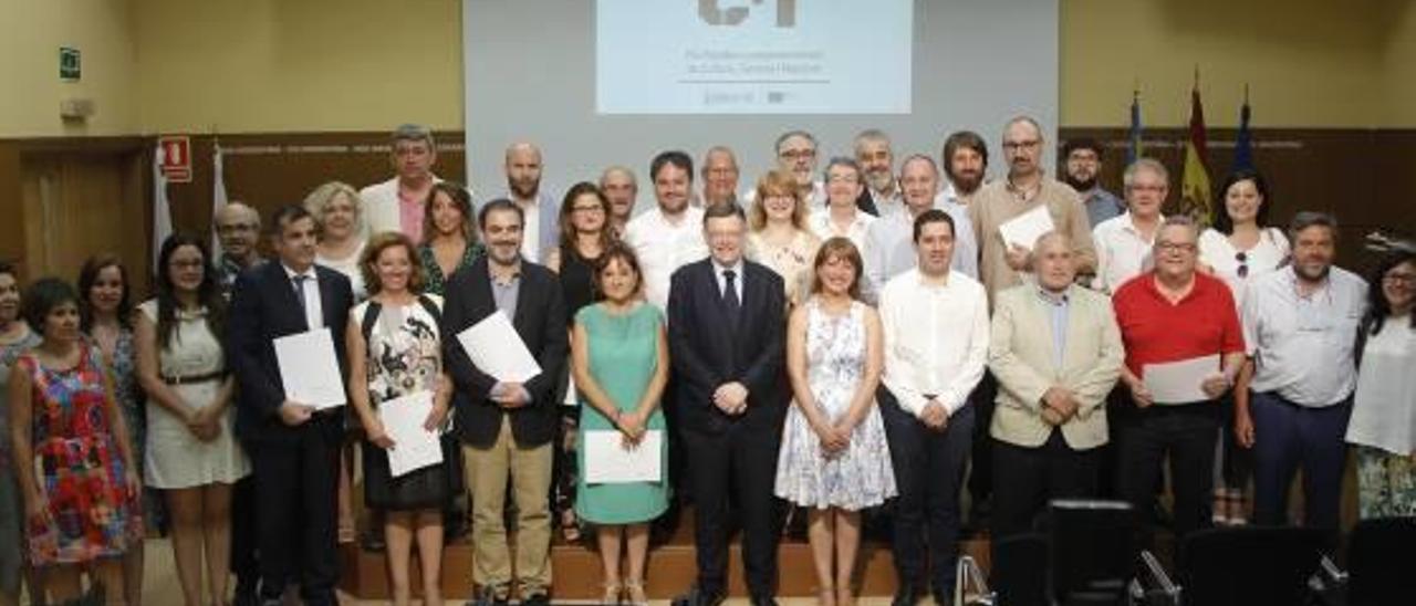 El presidente Ximo Puig durante la firma ayer del convenio con los alcaldes alicantinos.