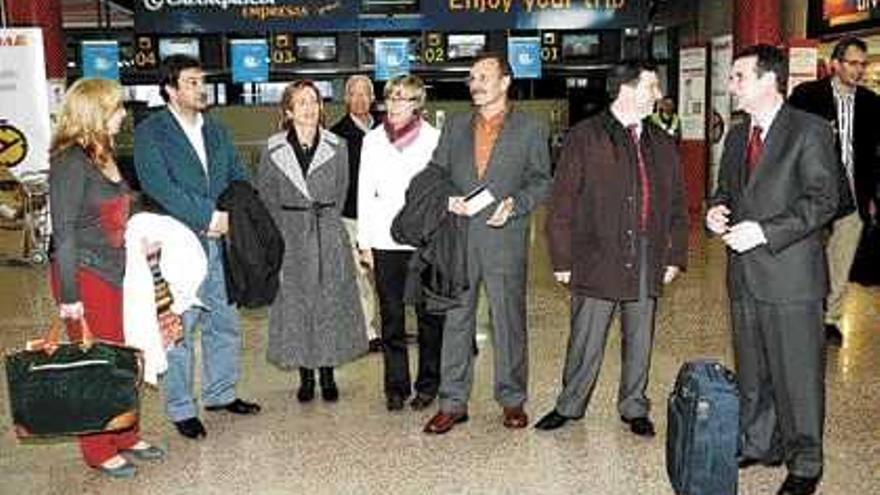 La delegación viguesa espera el momento del embarque en el aeropuerto de Peinador.  / ricardo grobas