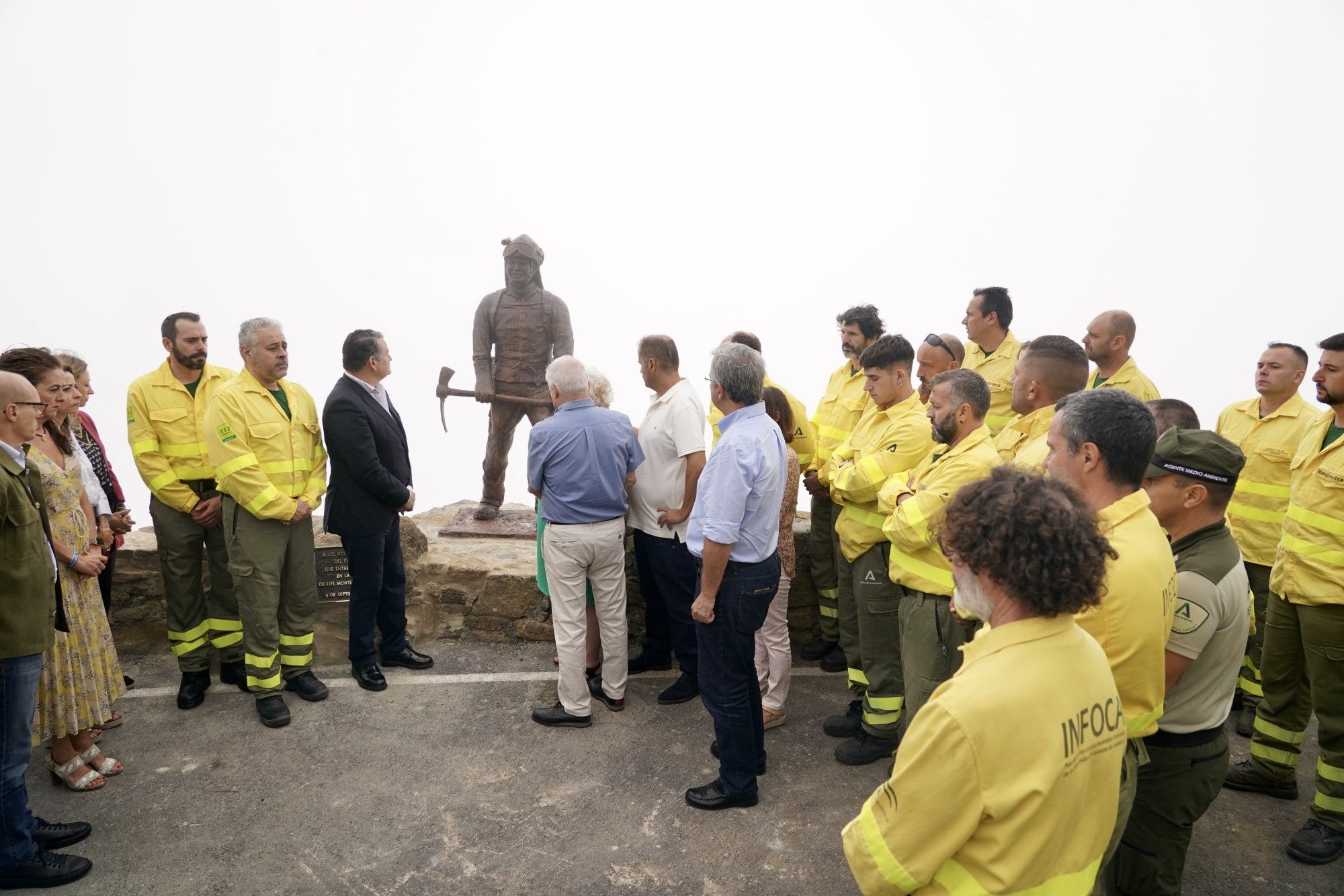 Antonio Sanz preside un homenaje al bombero fallecido en 2021 en el incendio de Sierra Bermeja