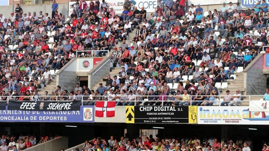Gran aspecto presentaron las gradas en el encuentro ante el Jaén, récord de espectadores este año en el Cartagonova.