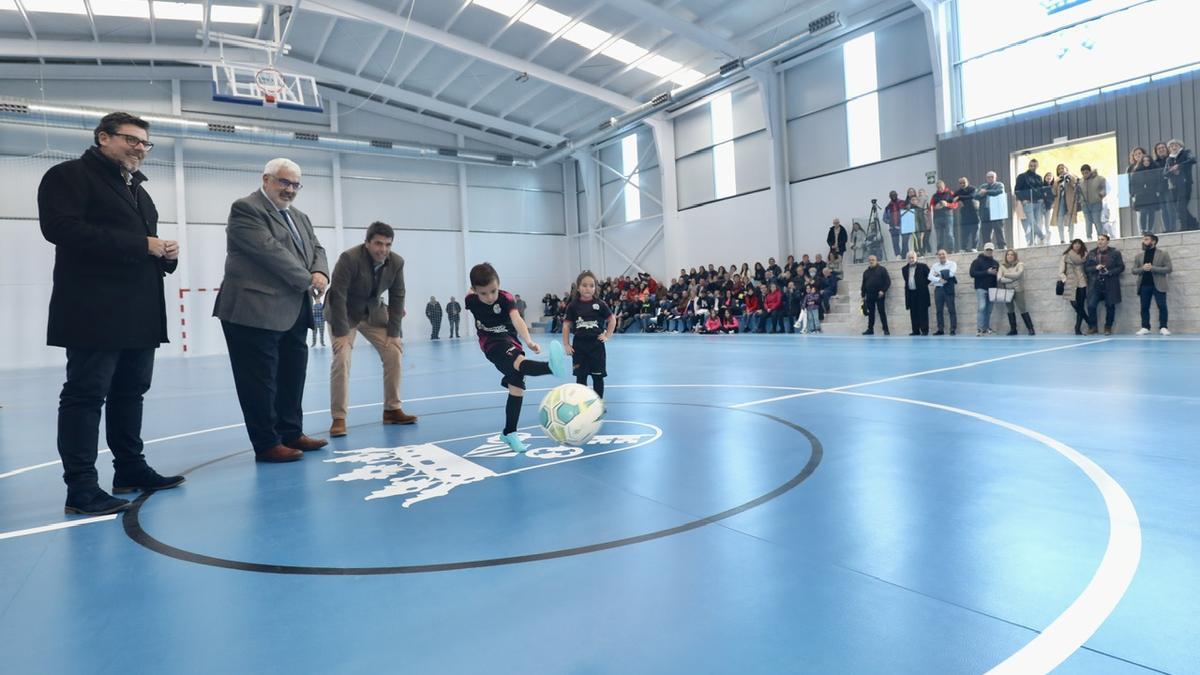 Tiro a portería durante la inauguración de las instalaciones deportivas de Cañada