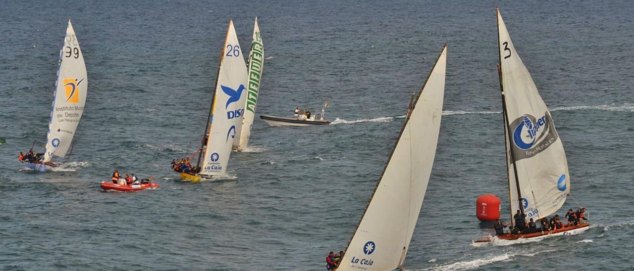 Varias embarcaciones navegan en la bahía de la capital grancanaria durante una regata de la campaña 2019, la última que se pudo desarrollar con normalidad. | | LP/DLP