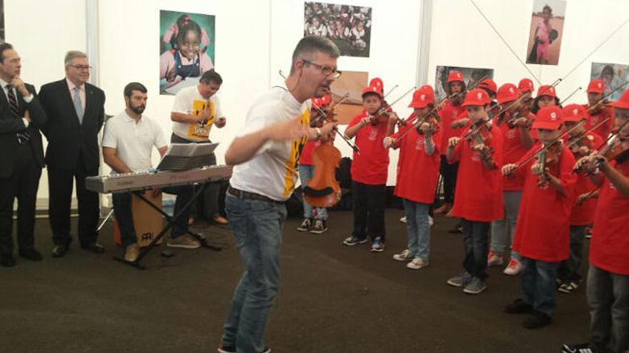 La protesta contra los sondeos se coló en la inauguración de la base logística del Programa Mundial de Alimentos de la ONU en la capital grancanaria. En la imagen, los alumnos del proyecto Barrios Orquestados tocan para la comitiva que asistió al acto y el director, José Brito, y otro componente de la orquesta aparecen con la camiseta de &#039;No al Petróleo&#039;.