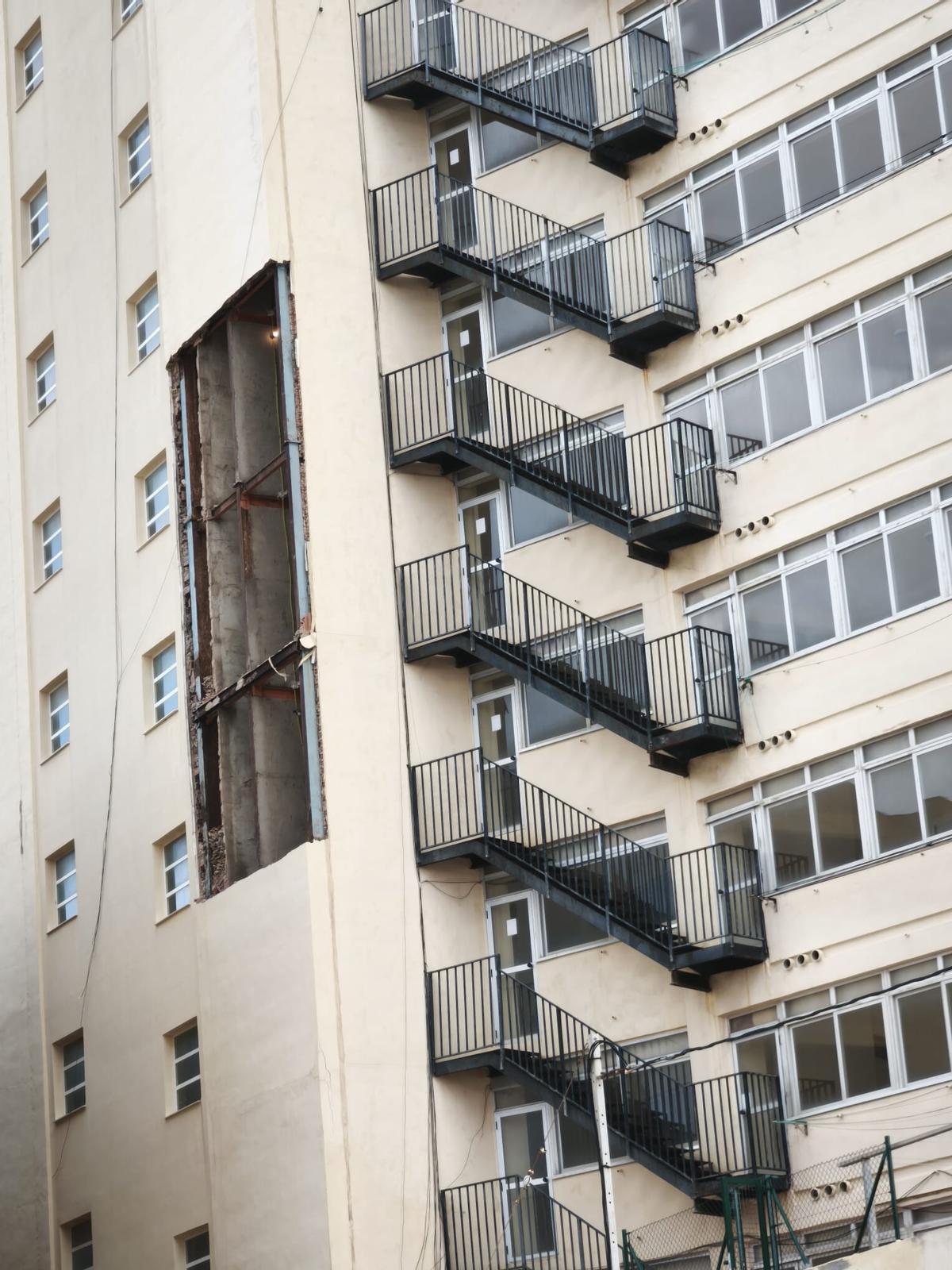 Parte de la estructura del edificio al aire tras el desprendimiento de las placas de hormigón