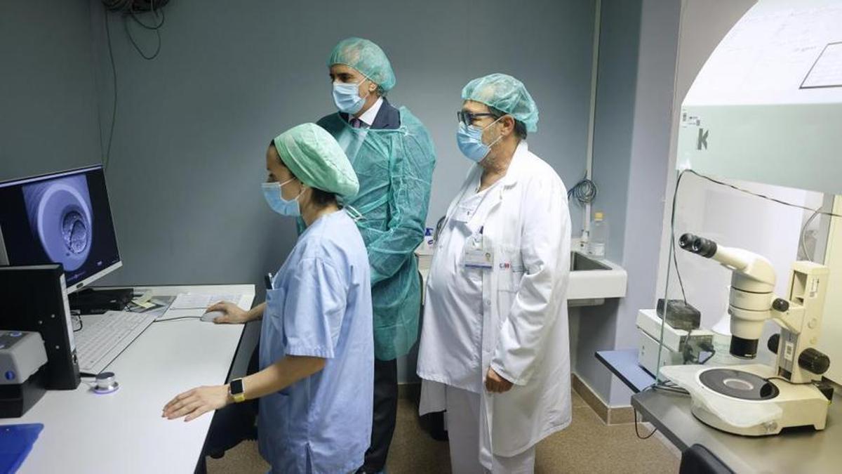 Ruiz Escudero en el Hospital Fundación Alcorcón, en Madrid.