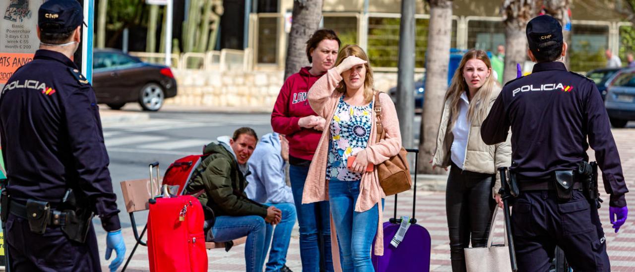 Turistas británicos esperando transporte para abandonar Benidorm cuando se decretó el estado de alarma el pasado marzo.