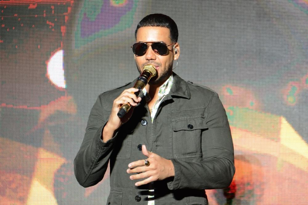 O cantante Romeo Santos subiu ao escenario do Coliseum ane 5.000 persoas cun micrófono dourado e cunha coroa, gafas de sol e ganas de bailar. Repasou os seus éxitos como 'Eres mía, mía, mía'.