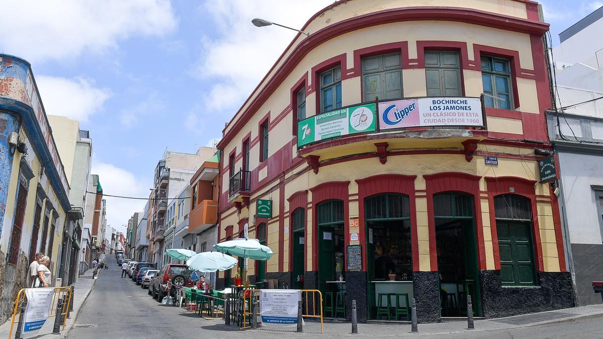 Fachada del tradicional edificio donde hoy se encuentra el &#039;Bochinche Los Jamones&#039;.