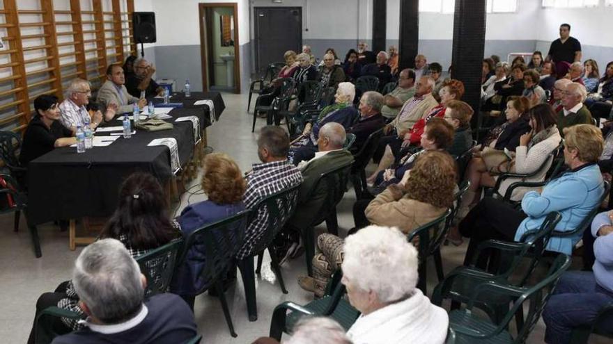 Asistentes a la reunión en Tremañes de técnicos y vecinos.