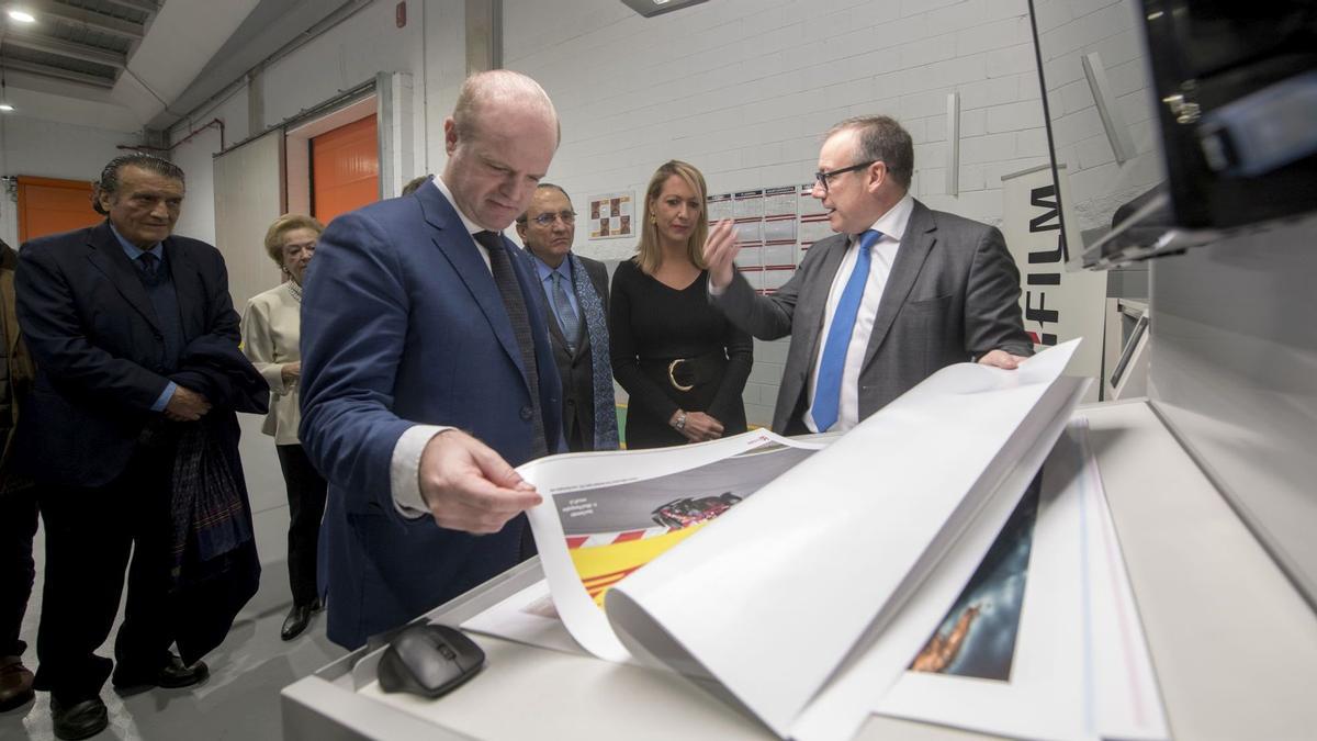 Albert Castellanos, secretario de Empresa i Competitivitat de la Generalitat, Javier Moll, presidente de Prensa Ibérica y Maria Eugènia Gay, delegada del Gobierno en Catalunya atienden a las explicaciones de Víctor Trillo, director general de Liberdúplex.