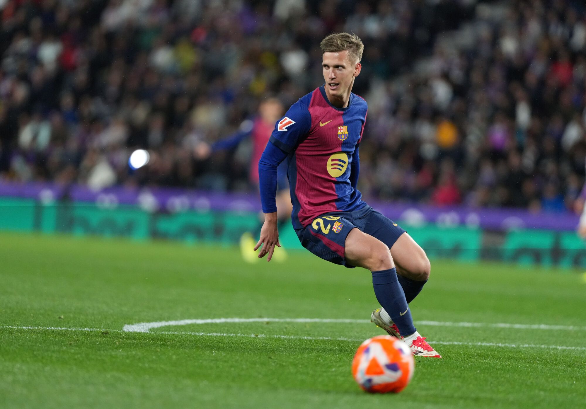 VALLADOLID, 03/05/2025.- El centrocampista del Barcelona Dani Olmo, durante el partido de LaLiga de fútbol que Real Valladolid y FC Barcelona disputan este sábado en el estadio José Zorrilla. EFE/R. García