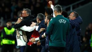 Luis Enrique, celebrando eufórico el triunfo del PSG ante la afición del Barça