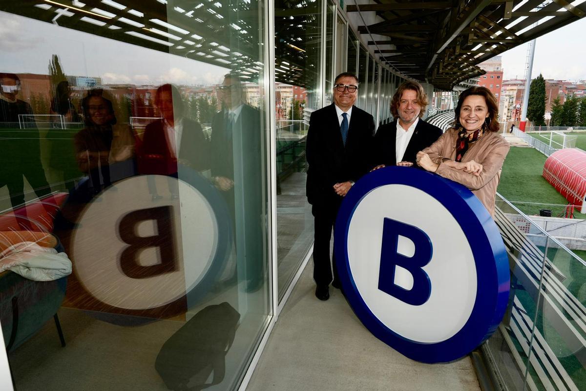 El presidente de Barcelona Global, Ramon Agenjo, el concejal de Deportes de Barcelona, David Escudé, y la CEO de Barcelona Global, Mercè Conesa, este martes en las instalaciones del CF Damm.