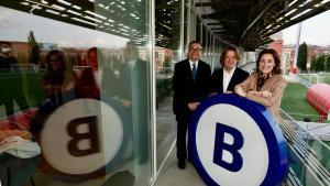 El presidente de Barcelona Global, Ramon Agenjo, el concejal de Deportes de Barcelona, David Escudé, y la CEO de Barcelona Global, Mercè Conesa, este martes en las instalaciones del CF Damm.