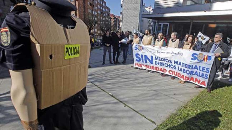 Protesta ante la falta de medios en la comisaría de Vigo, el pasado año.// Marta G. Brea