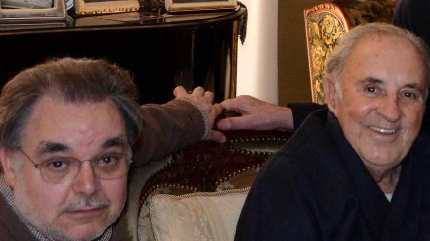 Carlo Bergonzi, a la derecha, en su casa de Milán, hace dos años, con el aficionado asturiano Carlos Abeledo, presidente de la asociación Alfredo Kraus.