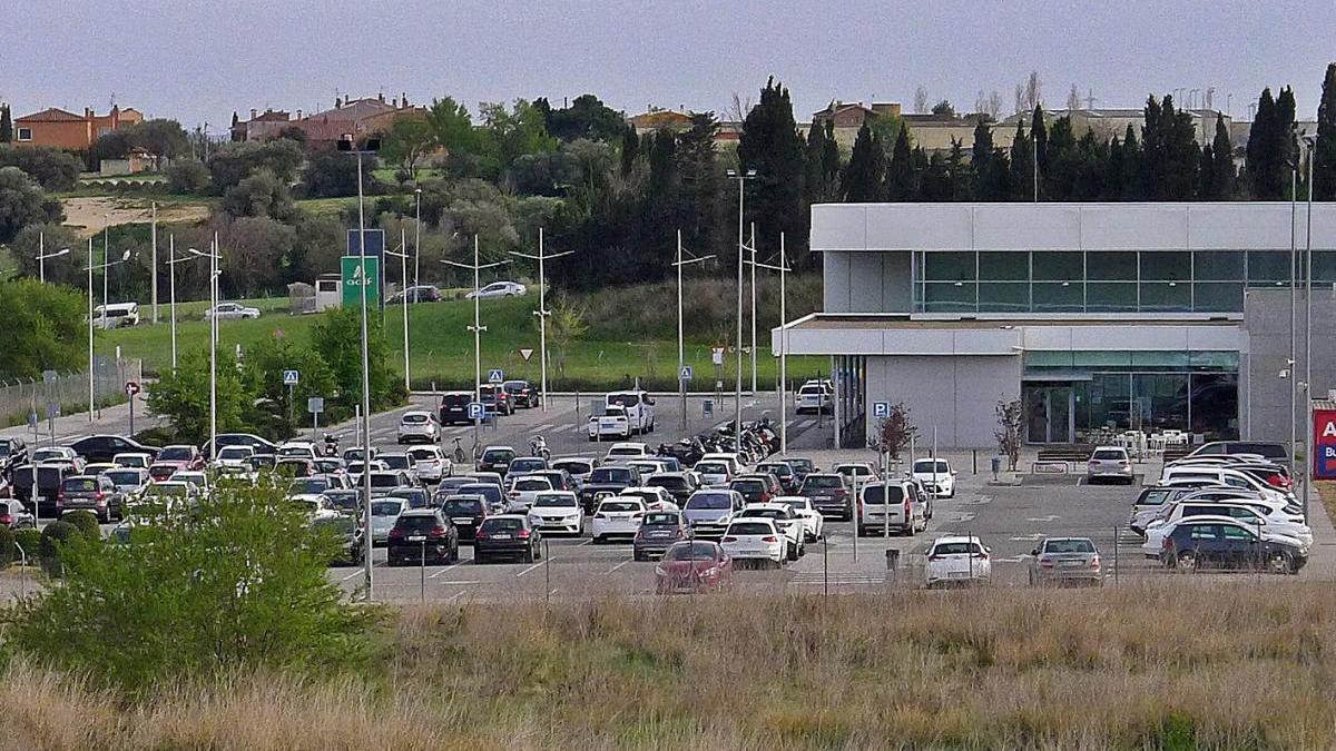 L&#039;estació del TAV de Figueres-Vilafant, amb vehicles aparcats a l&#039;exterior.