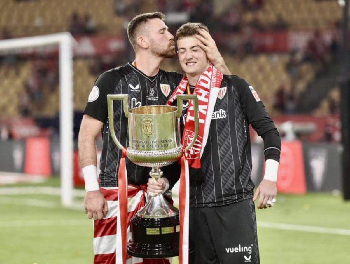 Unai Simón junto a Julen Aguirrezalaba en la celebración del título en la Cartuja