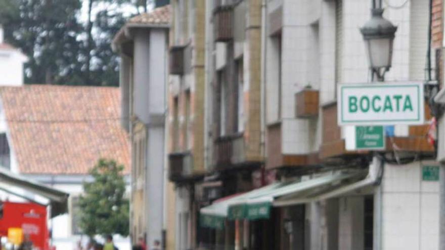 Paseantes por las calles de Candás.