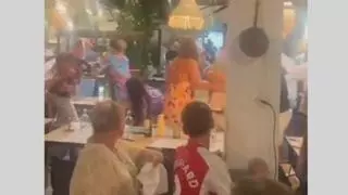 Vídeo | Vuelan sillas en una pelea entre clientes y personal de un bar en Platja d'Aro