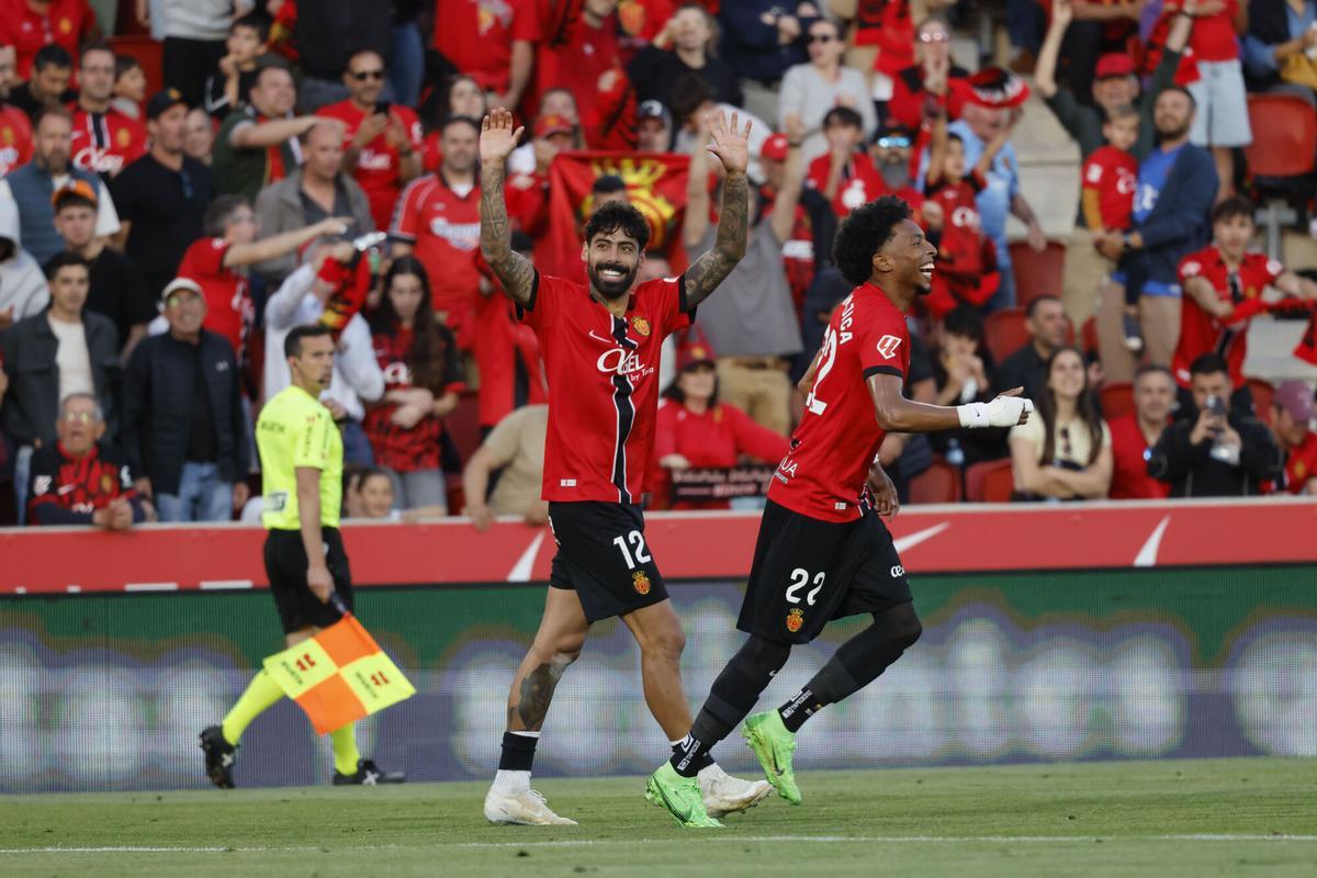 PALMA, 21/04/2026.- El centrocampista portugués del Mallorca Samú Costa (i) celebra el primer gol del equipo durante el partido de la jornada 33 de LaLiga EA Sports entre el Real Mallorca y el Valencia, este martes en el estadio de Son Moix.- EFE/ Cati Cladera