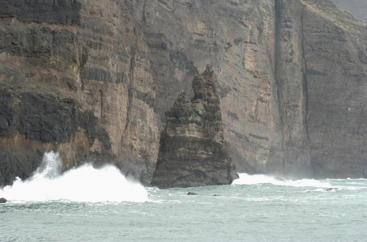 Las rachas de viento parten el Dedo de Dios y provocan apagones Las rachas de viento parten el Dedo de Dios y provocan apagones