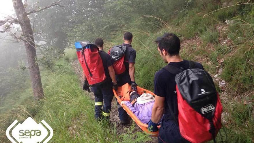 Evacuada tras romperse un tobillo mientras hacía una ruta en Cangas de Onís
