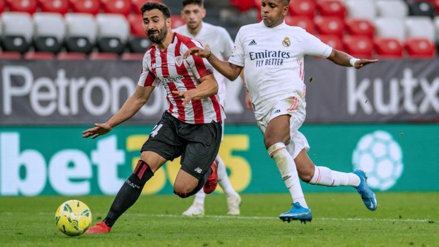 Mikel Balenziaga, en un partido con el Athletic, y Orest Lebedenko, el curso pasado en un partido en Riazor. |  // EFE / CASTELEIRO