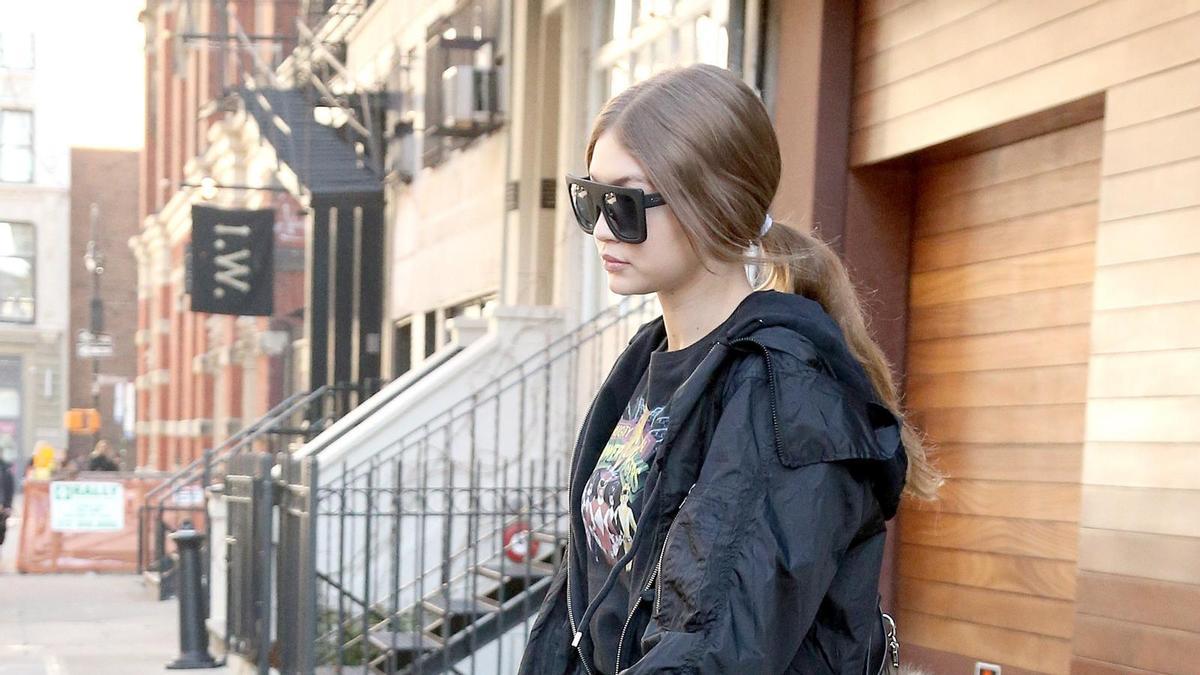 El look 'total black' de Gigi Hadid