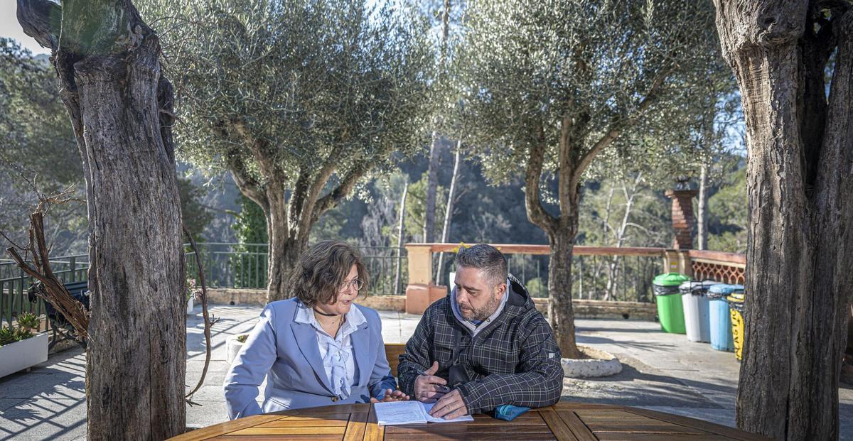 Anabel Hernández tutoriza a un nuevo interno Johanan Marín dentro del programa Proyecto Hombre