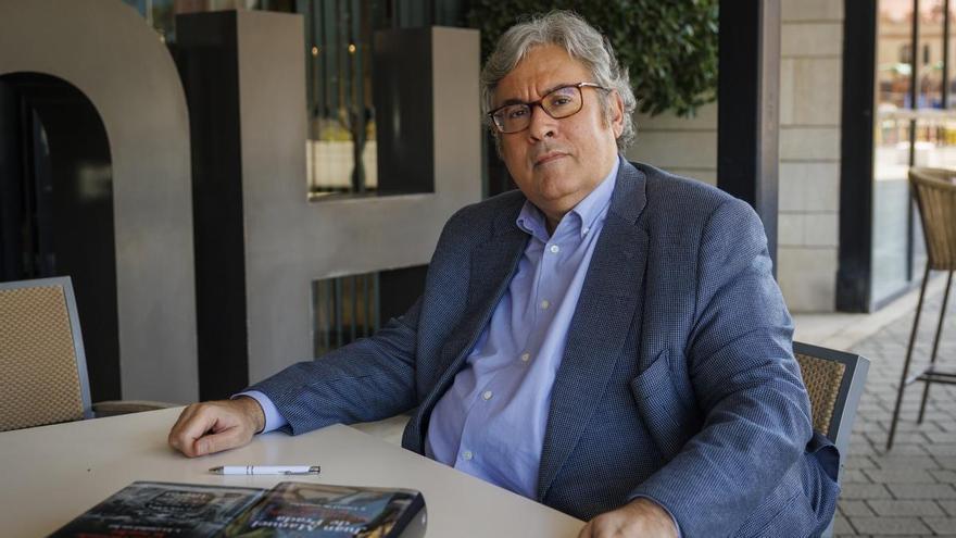 Juan Manuel de Prada (presenta &#039;Cárcel de tinieblas&#039; en Zaragoza): &quot;Las circunstancias fáciles nos deshumanizan; las difíciles nos dan un plus de humanidad&quot;