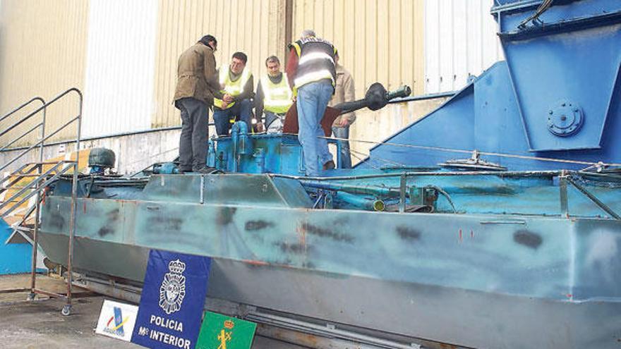 El narcosubmarino artesanal intervenido en la ría de Vigo.  // FdV