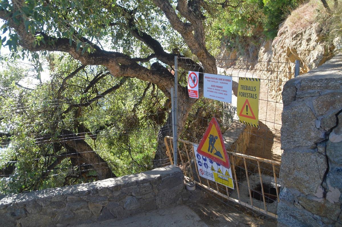Tancament del tram en obres de rehabilitació del camí de ronda de l'Almadrava a Canyelles de Roses.