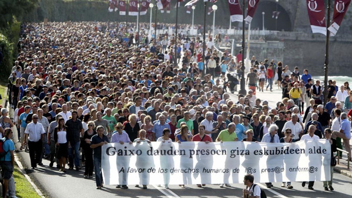 Miles de personas en la manifestación de San Sebastián en apoyo de la liberación de los presos enfermos.