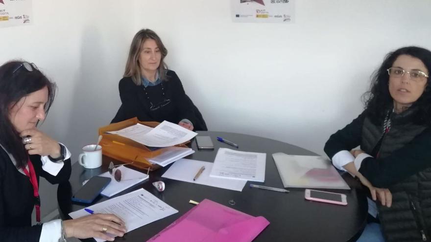 Las tres técnicos de UPTA Visi Casabella, Montse Diz y Lidia de la Torre en la sede. |  // FDV