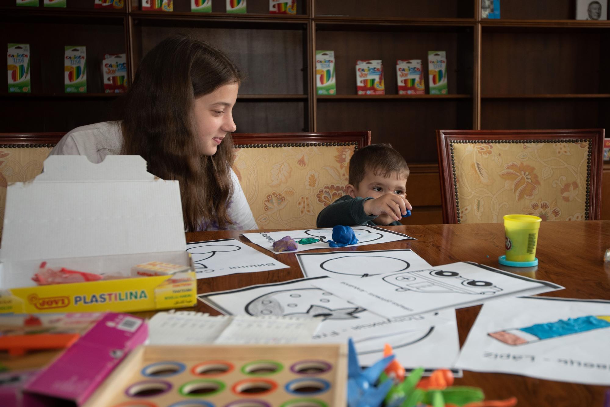 La residencia del IES Rosalía Mera acoge a 32 mujeres y niños refugiados de Ucrania