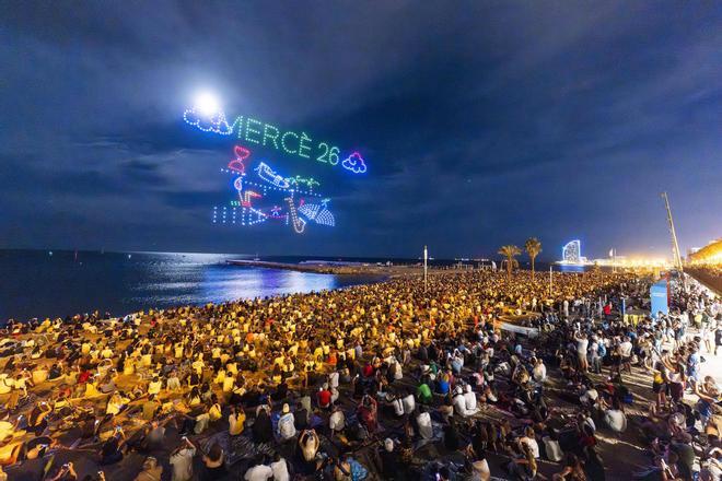 A PIE DE CALLE  Así ha sido el espectáculo de drones en la playa del Espigó del Gas
