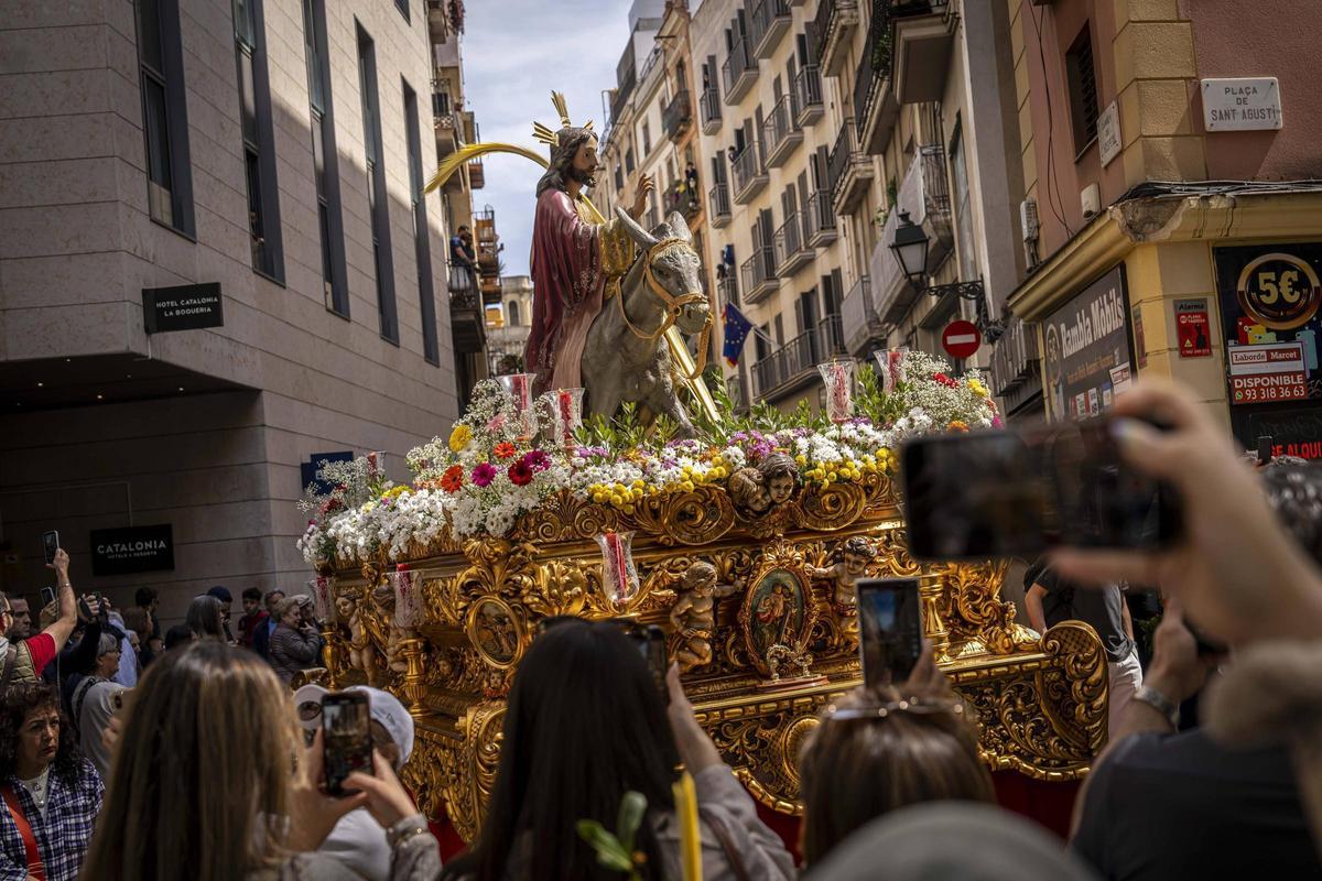 Barcelona se vacía de vecinos y se llena de turistas