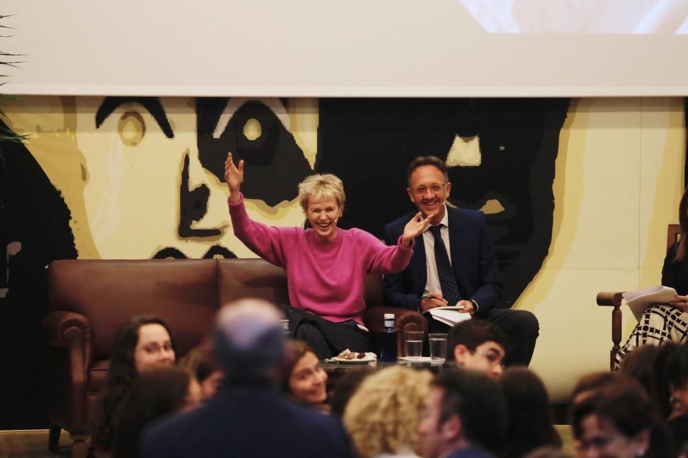 iri Hustvedt mantiene un encuentro con estudiantes en Oviedo.