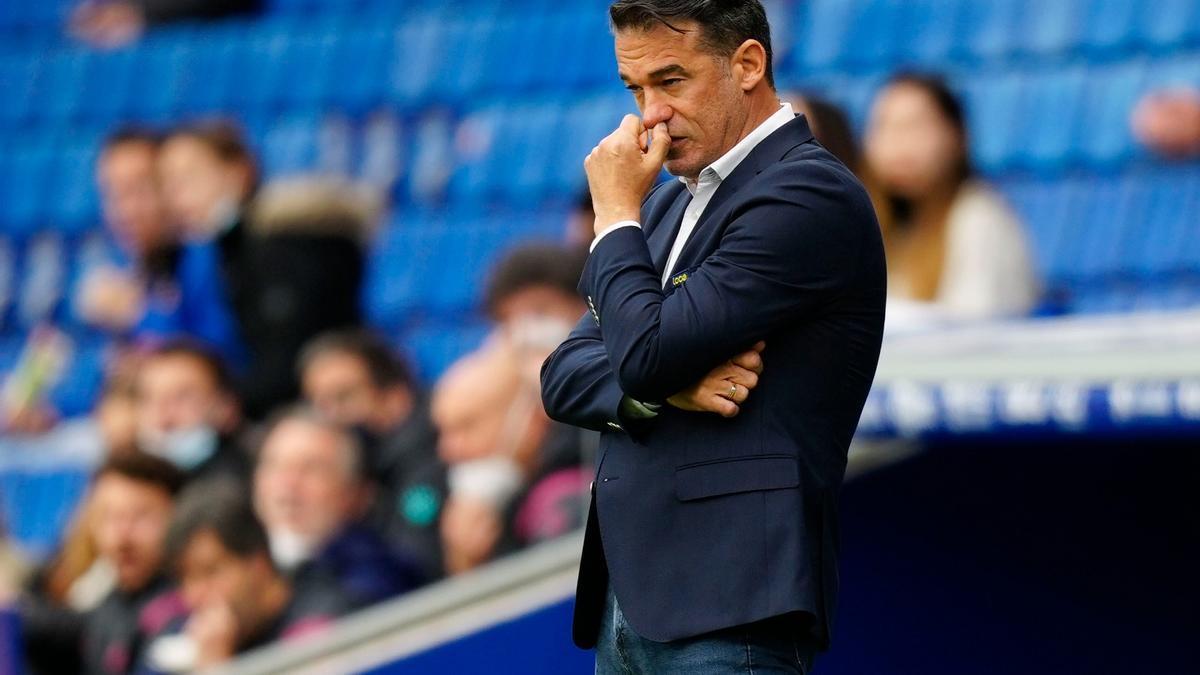 Luis García, en la zona técnica del RCDE Stadium, observa a sus jugadores.