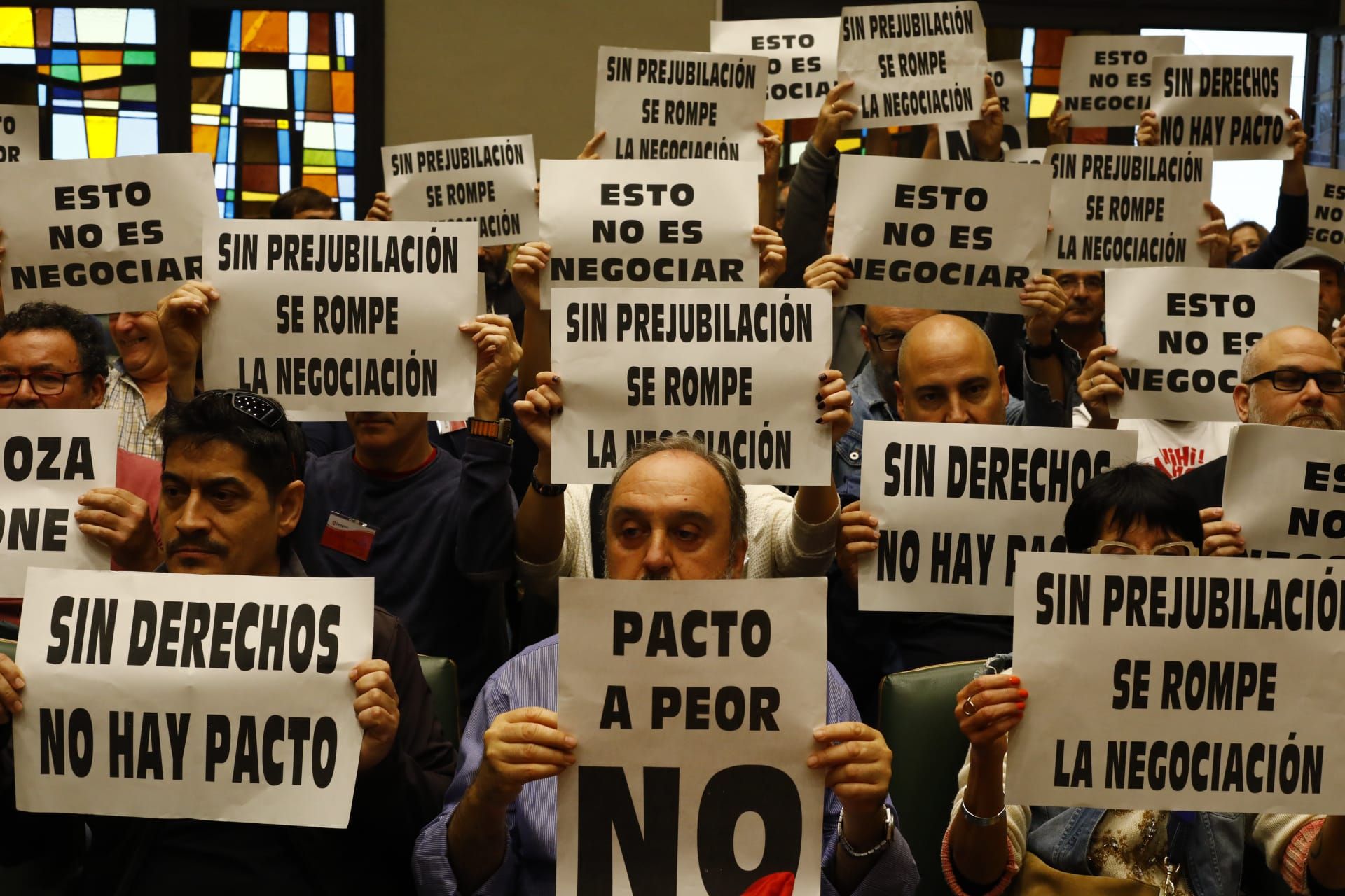 Pleno en el Ayuntamiento de Zaragoza con protesta de los sindicatos