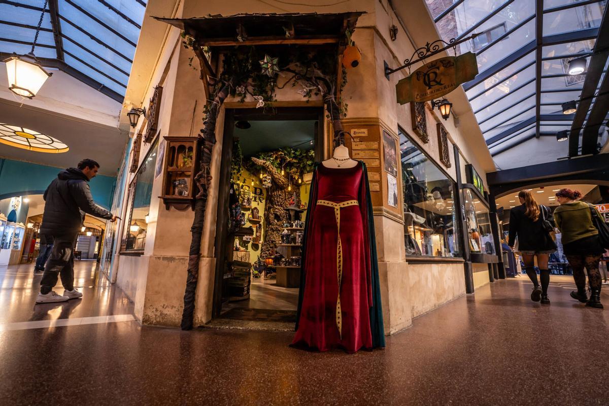 Tiendas y compradores de las Galeries Maldà en vísperas de la Navidad 2024